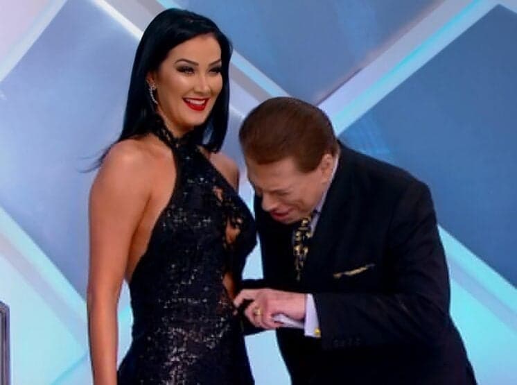 Ousado, Silvio Santos espia dentro de vestido de Ganzarolli: "Linda"