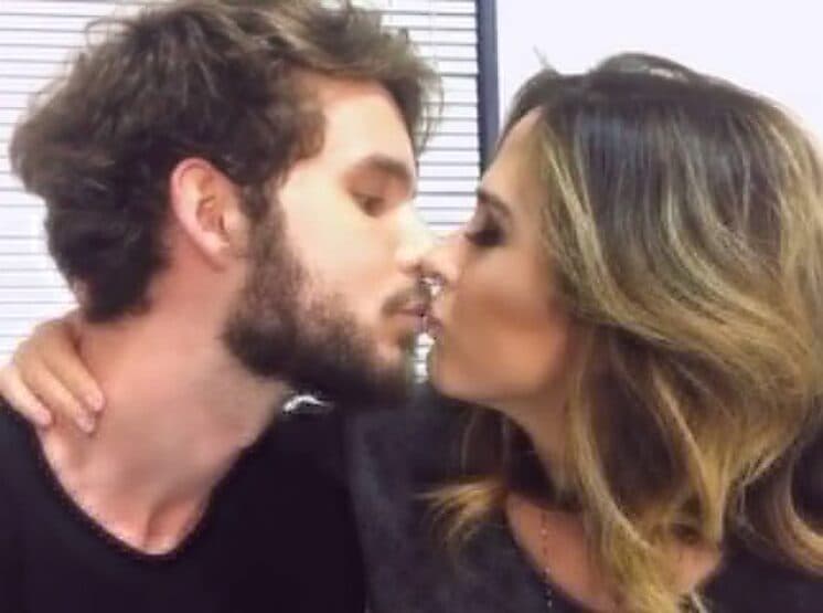 Caíque Siqueira, Ex-namorado de Bruna Marquezine e Marina Ruy Barbosa, dá beijo em Tatá Werneck