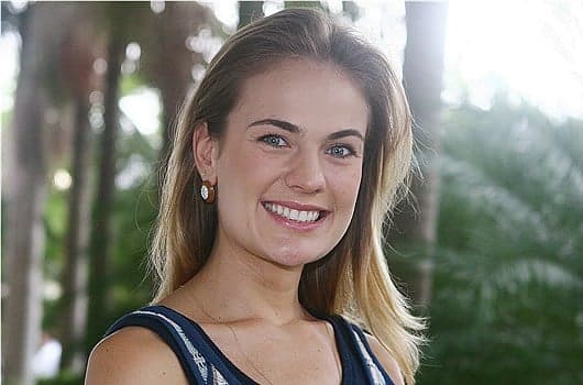 A atriz Thaís Pascholek surge irreconhecível em participação no programa de Rodrigo Faro