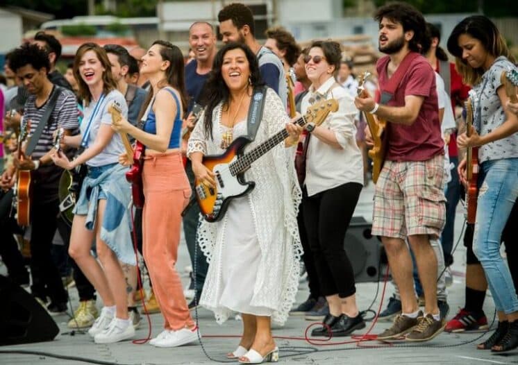 Globo colocou elenco para tocar em nova vinheta de fim de ano; assista