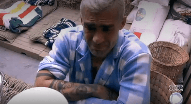 A Fazenda: após briga com Monick, Yuri chora na Baia