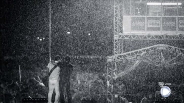 Zezé Di Camargo e Luciano tomam forte atitude em show com muita chuva