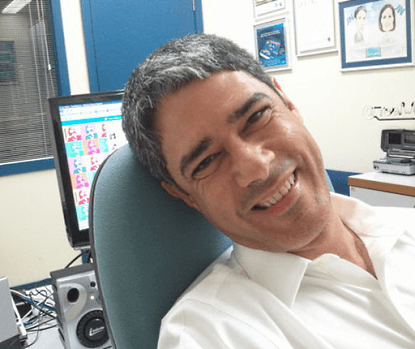 Discreto, William Bonner é flagrado aos beijos com namorada no RJ