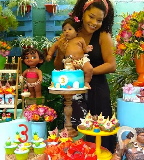 Juliana Alves comemora aniversário da filha e conquista a internet