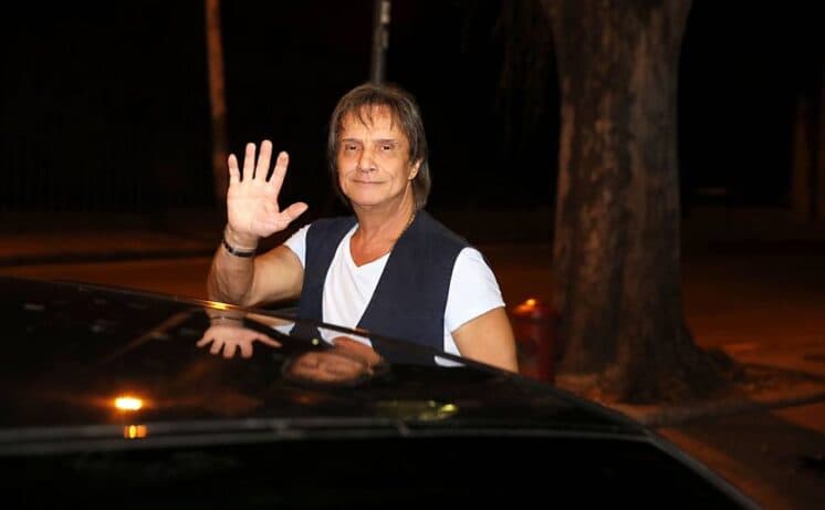 Mara Maravilha se encontra com Roberto Carlos em camarim; confira imagens