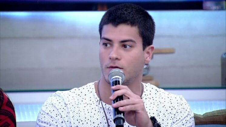 Após casamento às pressas, Arthur Aguiar diz que ainda não acredita no que fez