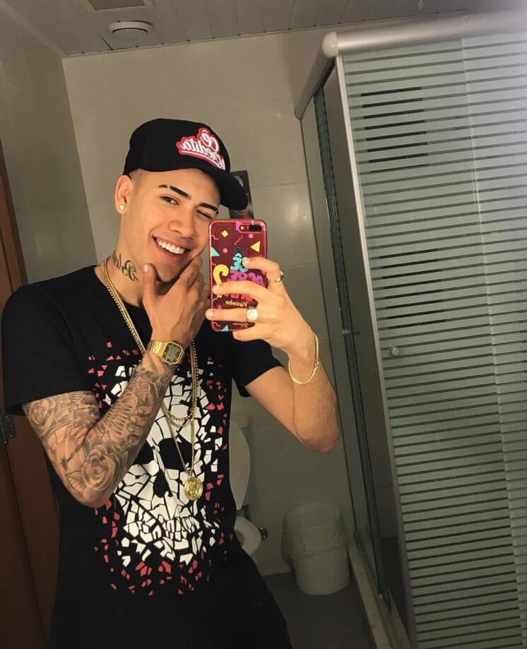 Mc Kevinho posta foto romântica com atriz e fãs vibram