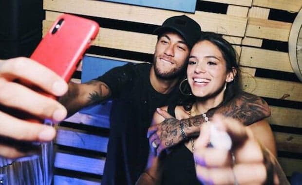Neymar e Bruna Marquezine são flagrados aos beijos e reatam namoro