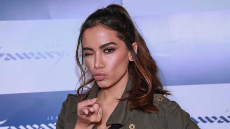 Jornalista surpreende ao chamar Anitta de "Anira" ao vivo na Globo
