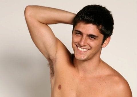 Ex-sarado, Bruno Gissoni é flagrado com 'barriga de chopp' na praia