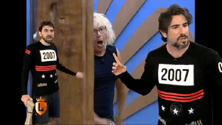 Record escala reprises do Legendários e de vários programas de humor para ocupar o horário do Domingo Show