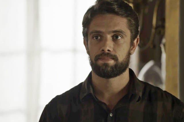 O Outro Lado do Paraíso: Renato tem atitude estranha e levanta suspeitas de Clara e Patrick