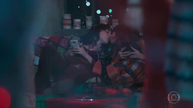 Beijo lésbico de Malhação vai ao ar e internet delira