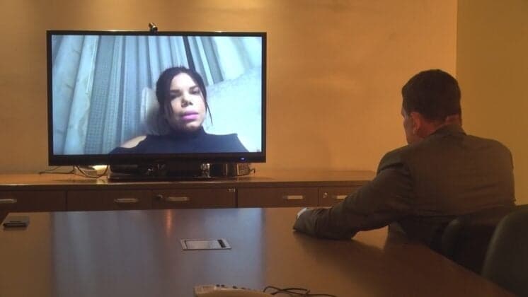 Roberto Cabrini entrevista Day McCarthy que atacou filha de Bruno Gagliaso: "Sou racista, mas eu não posso controlar"