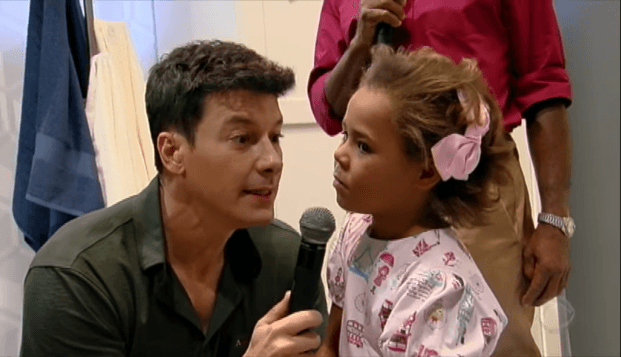 Record entrega casa minúscula e feia para menina que participou do Hora do Faro e gera revolta