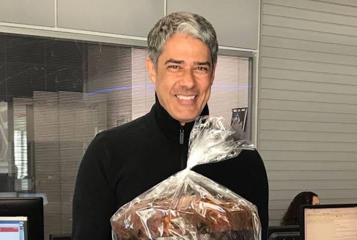 Bonner ganha panetone de Faustão e dispara: "Salva o plantão dos jornalistas"