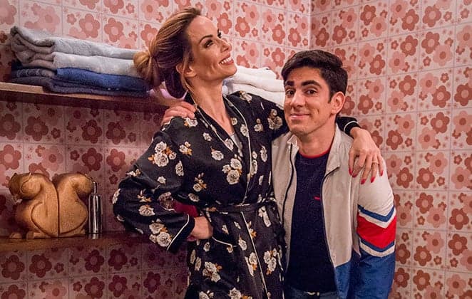 Ana Furtado se joga no chão, faz pose "enrolada" no "Adnight" e vira piada na web