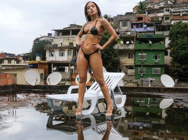 Anitta comemora carreira internacional: ‘É muito louco ver Paradinha tocar no aeroporto de Nova York’