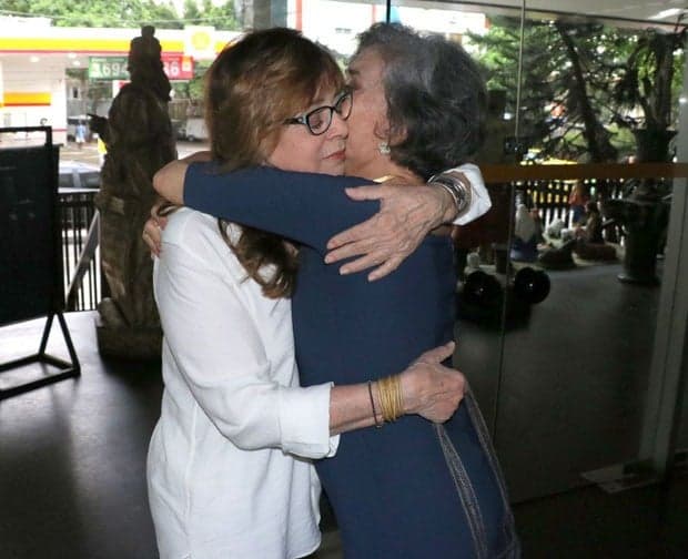 Gloria Perez recebe consolo de Betty Faria em missa dos 25 anos da morte de Daniela Perez