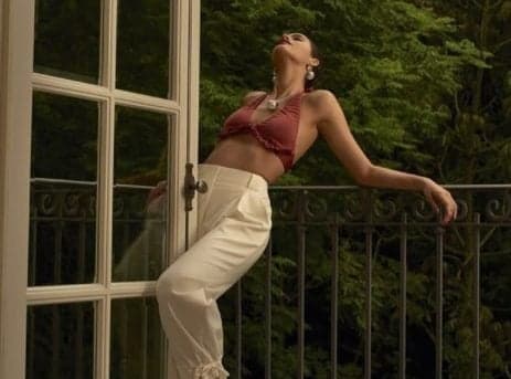 Bruna Marquezine posta foto com pose esquisita