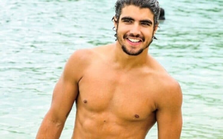 Fã pede nude a Caio Castro e ele dá resposta mais inusitada possível