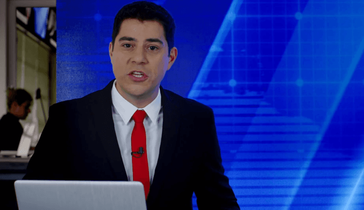 Evaristo Costa aparece se maquiando nos bastidores de telejornal; assista