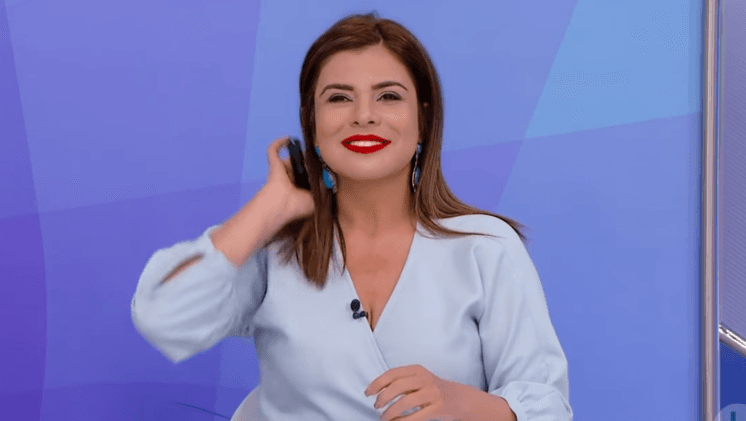 Mara Maravilha é honrada por Silvio Santos e ovacionada no SBT