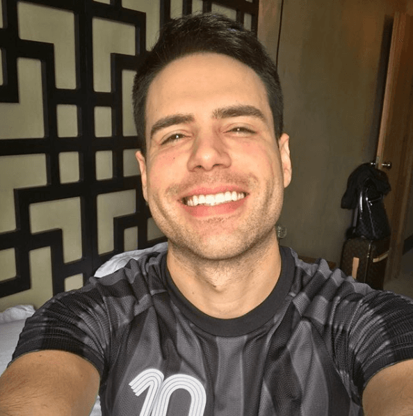 Acusado de colocar silicone no bumbum, Luiz Bacci se irrita e mostra resultado da "operação" na internet