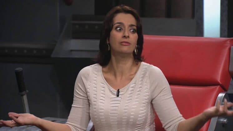 Catia Fonseca fica constrangida durante o programa Mulheres