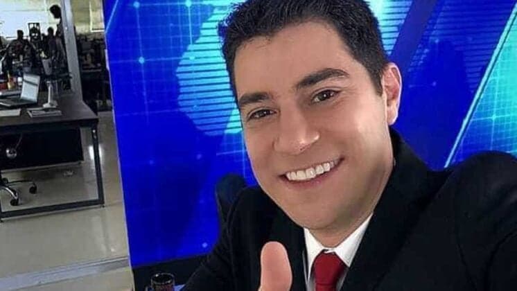 Evaristo Costa surpreende, volta para bancada de jornal e internet repercute