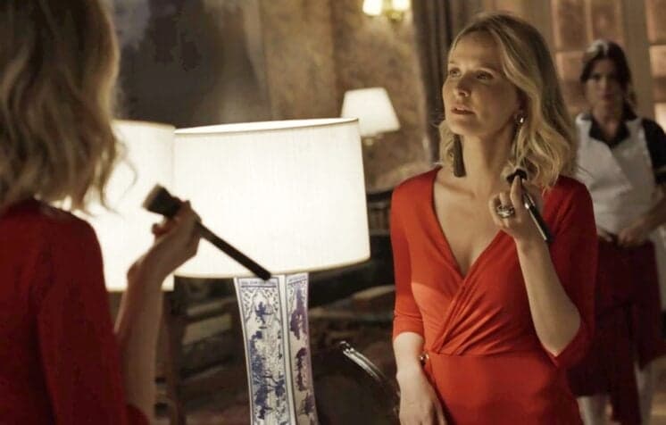 Clara "sabe demais" e gera suspeitas em Fabiana na novela O Outro Lado do Paraíso