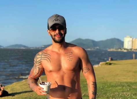 Gusttavo Lima relembra o passado e toma cachaça em boteco no interior