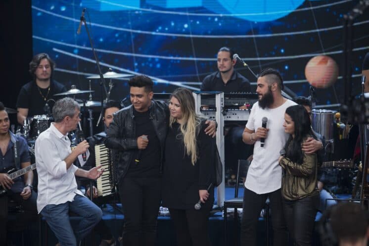 Marília Mendonça e Maraísa se disfarçam e fazem surpresa para sertanejo Juliano na Globo