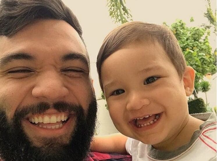 Oi? Jonathan Costa presenteia o filho com um celular de última geração