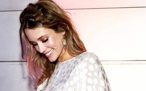 Grávida, Juliana Didone surpreende e exibe desenho feito pelo marido em sua barriga