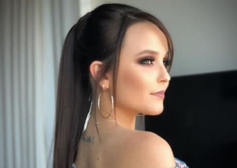 Larissa Manoela aparece com roupa ousada e impressiona; veja