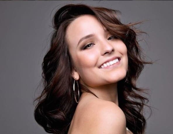 Larissa Manoela alcança marca inédita no Instagram e comemora