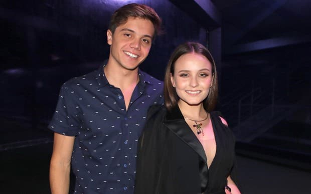 Leo Cidade volta para Disney com Larissa Manoela e zoa seguidores que duvidaram do namoro