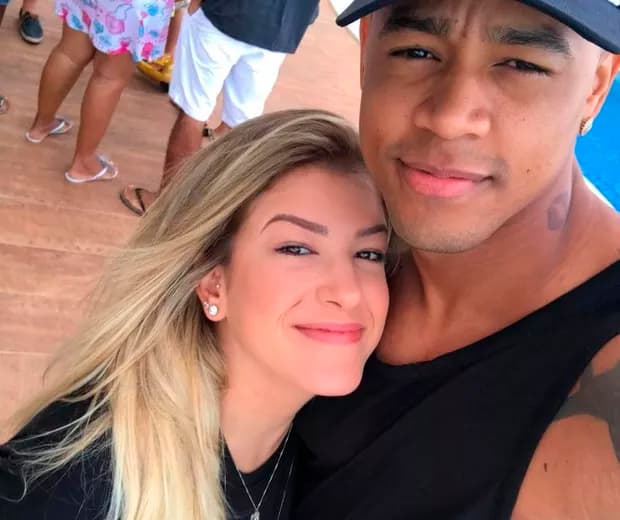 Léo Santana e Lorena Improta deixam de usar alianças e falam sobre relação