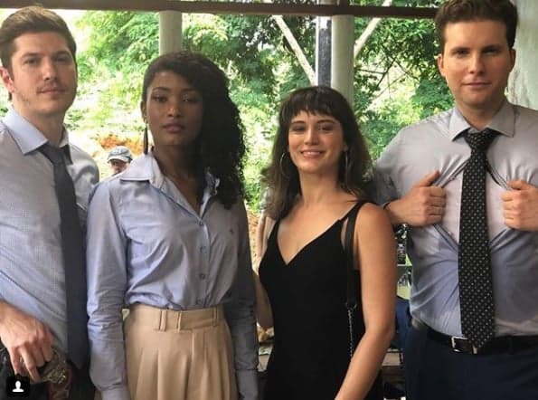 Thiago Fragoso imita Super-Homem em foto com colegas da novela O Outro Lado do Paraíso
