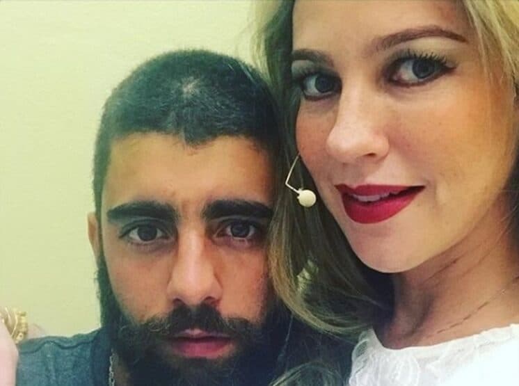 Três meses distante de Luana Piovani, Pedro Scooby volta ao Brasil e loira vibra