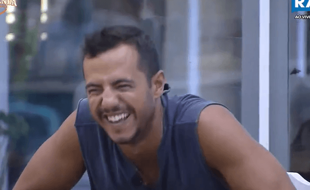A Fazenda: Matheus reclama de não ter o que ler: 'Ainda bem que tem as fichas'