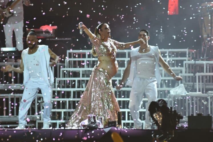 Grávida, Ivete Sangalo rebola em show e faz quadradinho