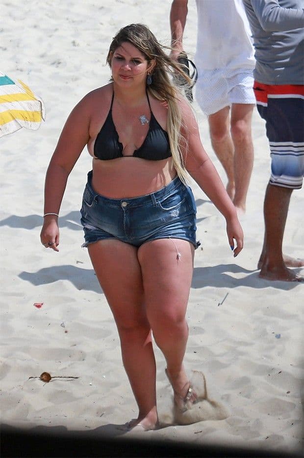 Marília Mendonça se bronzeia na praia, faz piada na internet e é chamada atenção
