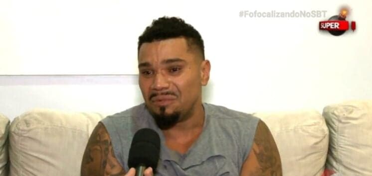 Em entrevista, Naldo chora muito, explica motivo das agressões e pergunta: "Não mereço a chance de viver?"