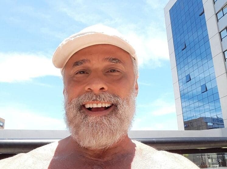 “Não sou nenhum garotão, mas paguei bundinha no horário nobre”, dispara Oscar Magrini
