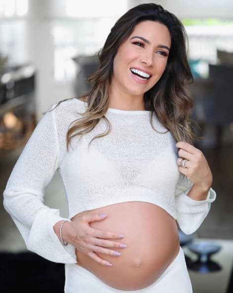 Patricia Abravanel exibe barrigão nas redes sociais e faz revelação sobre a filha