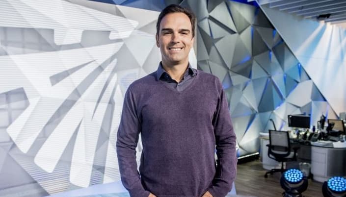 Tadeu Schmidt exibe seu romantismo ao publicar parabéns para mulher em aniversário