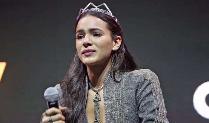 Bruna Marquezine chora ao ver primeiro trailer de Deus Salve o Rei em evento