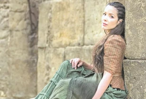 Conheça a personagem de Renata Dominguez em Deus Salve o Rei